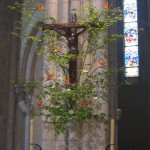 Croix ornée d'une branche de noisetier et d'"oiseaux du paradis".