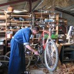 Un frère répare un vélo.