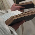 Des livres de chant dans les mains des moines. On les appelle "graduels", et ils servent pour chanter le Grégorien durant la messe.