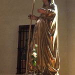 Vierge baroque dorée, enceinte, portant une crosse d'abbesse.