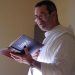 Un frère lit la Bible à haute voix pendant que les autres se restaurent.