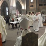 Rénovation des promesses sacerdotales durant la messe chrismale à Maylis