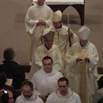 Sortie des évêques et des servants durant la messe chrismale à Maylis