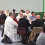 Moines à table avec des prêtres diocésains