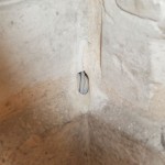 un bout de fil dans un mur