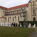 Procession au pied de l'église avec les moniales en tête