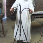 Fr Thibaud devant l'ambon en cours de fabrication
