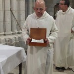 Fr Thibaud présente le reliquaire