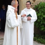 le père abbé et le novice à la sortie de l'église