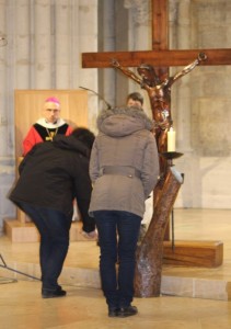 B. Soltner et Véronique Alzieux déposent les intentions de prière au pied de la croix