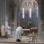 Fr Comlomban incliné devant l'autel