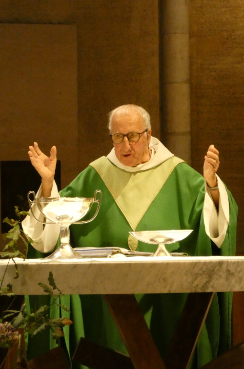 frère Vincent préside la messe
