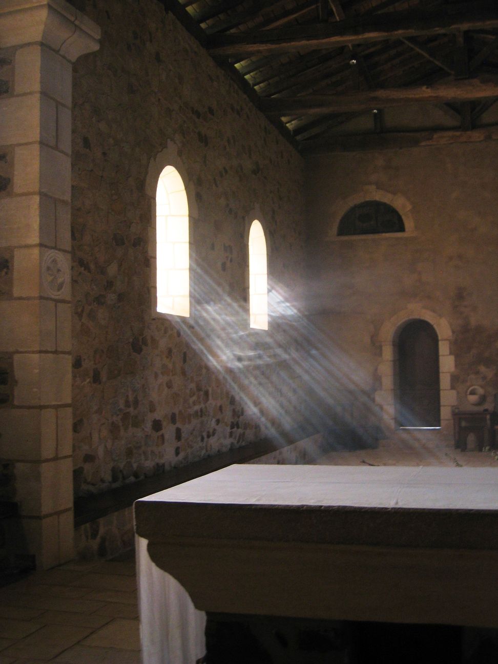 Des rayons de lumières, mis en évidence par la fumée de l'encens, pénètrent dans la chapelle.