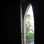 Porte de la vieille église entrebaillée