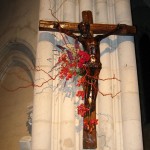 Croix ornée de roses.