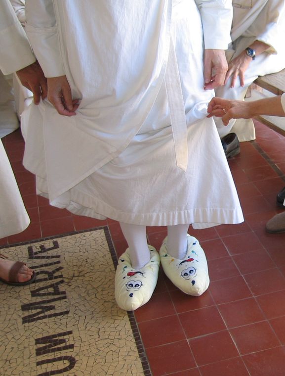 Un moine ancien a été chaussé de pantoufles fantaisie.