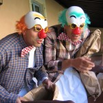 Deux jeunes moines déguisés en clowns.