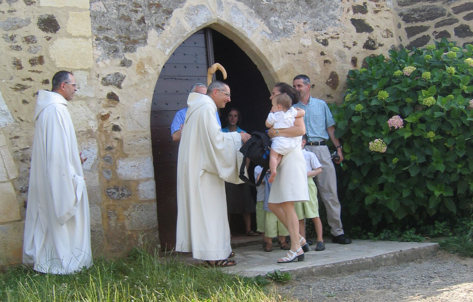 Le père abbé accueille une famille