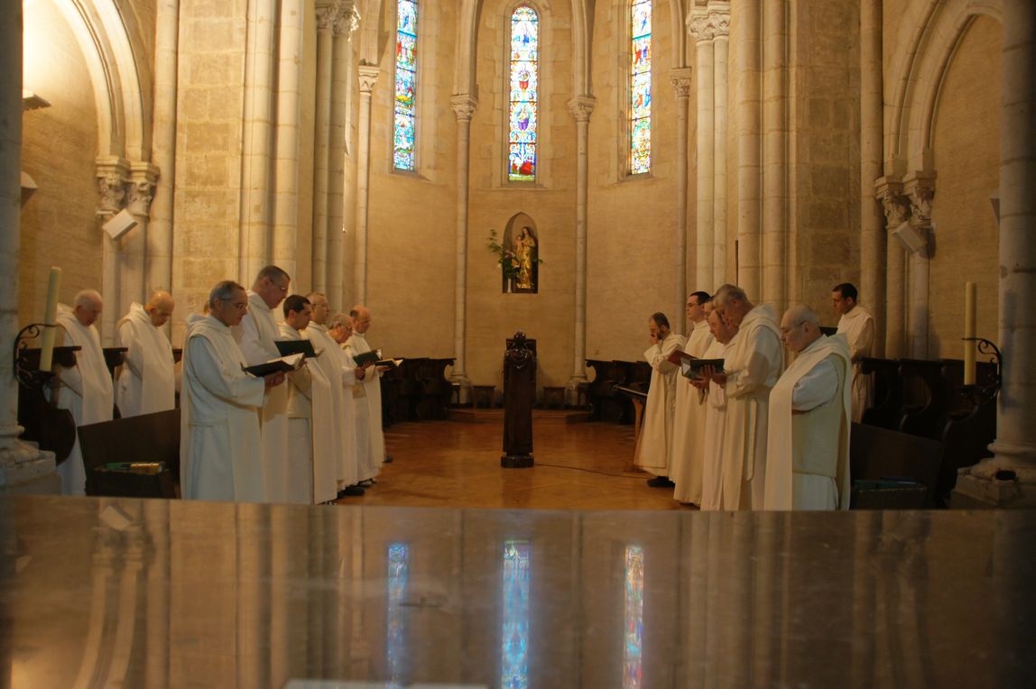 Les moines, en deux chœurs qui se font face, célèbrent la louange divine.