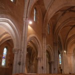 Les voûtes de la nef, vues du fond de l'église, mettent en valeur l'élancement de l'architecture néo-gothique.