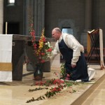 Frère faisant bouquet devant l'autel.