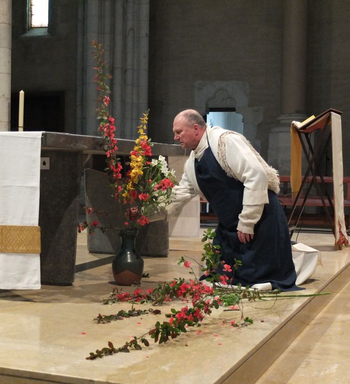 Frère faisant bouquet devant l'autel.
