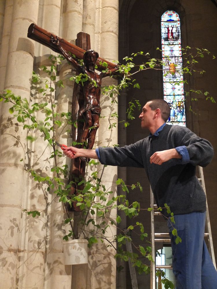 Frère faisant un bouquet à la croix, du haut d'une échelle.