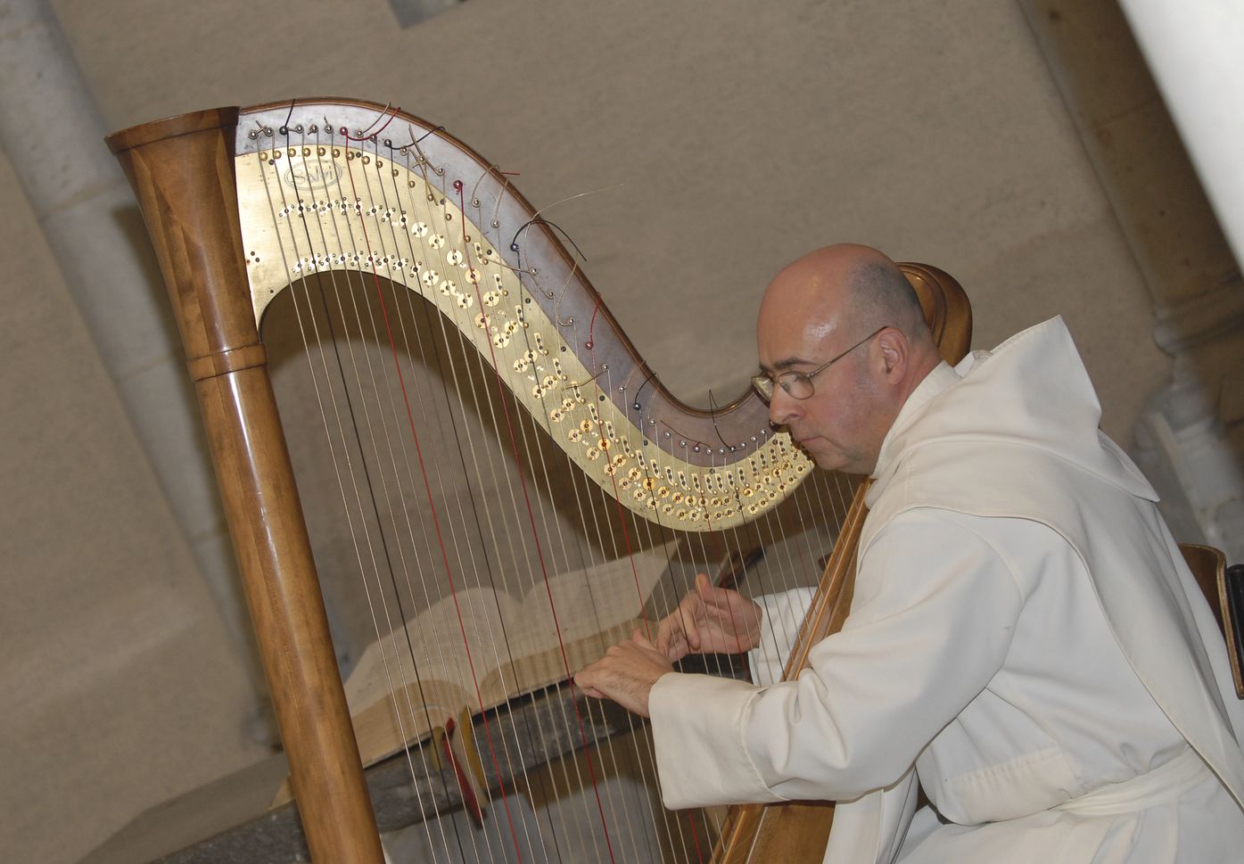 Un moine jouant de la harpe.