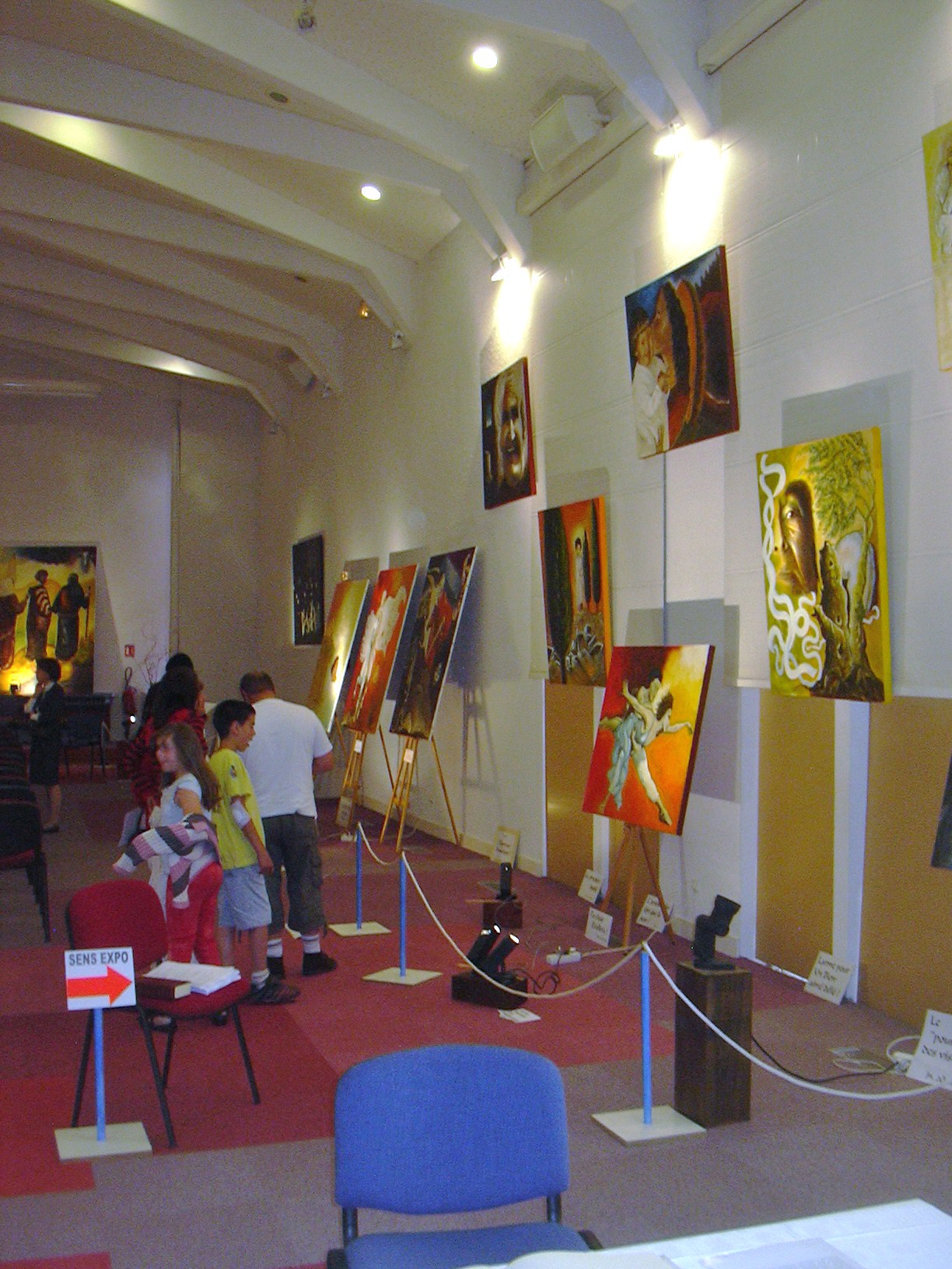 Dans une grande salle, les œuvres du père Vincent exposées.
