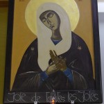 Icône de la Vierge Marie, joie de toutes les joies. Elle se tient les yeux fermés, méditative.