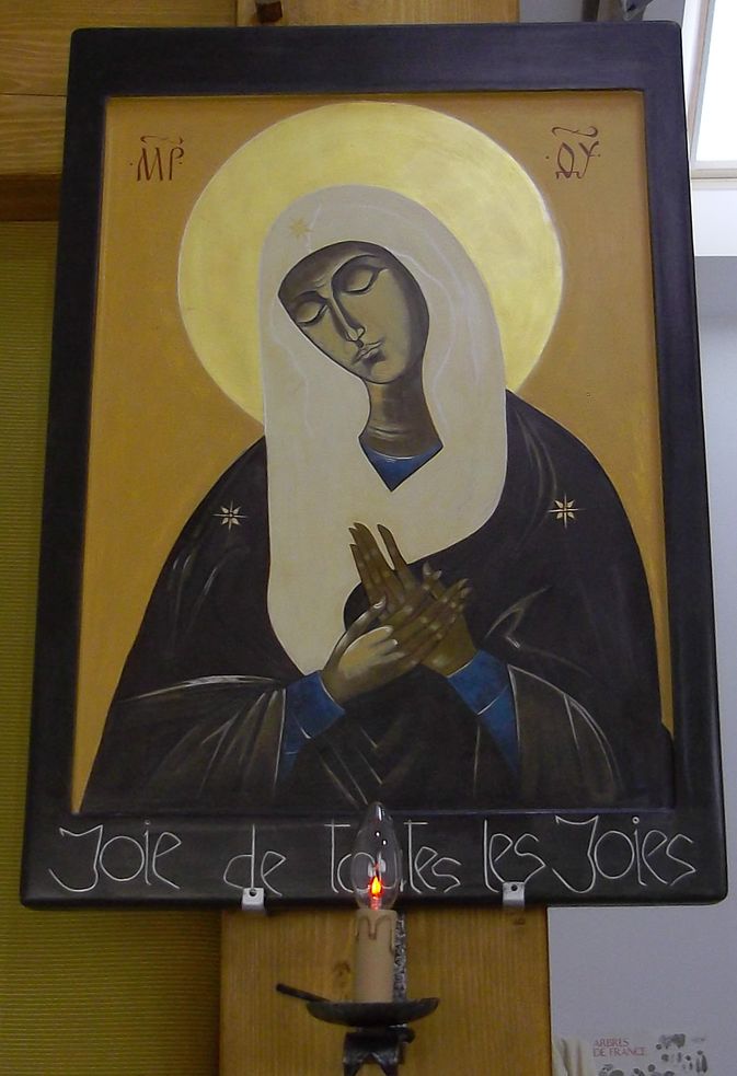 Icône de la Vierge Marie, joie de toutes les joies. Elle se tient les yeux fermés, méditative.