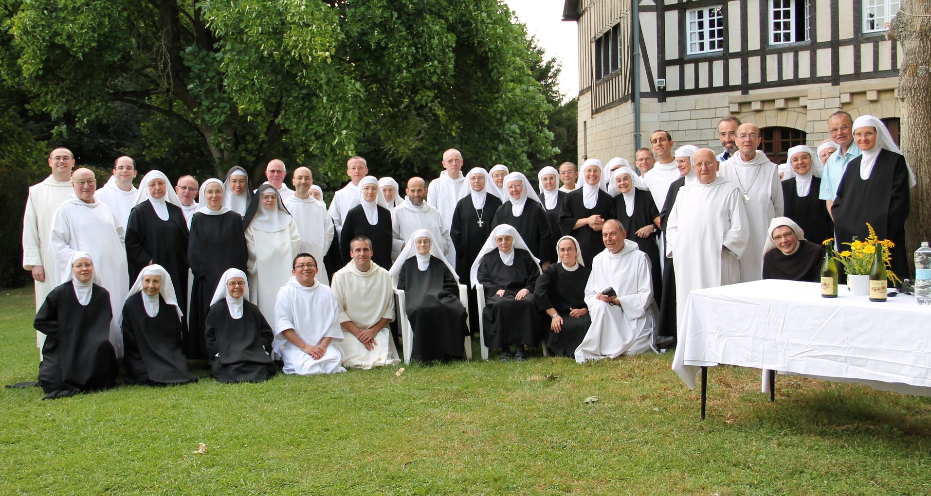 Photo de groupe avec moines et moniales olivétains français
