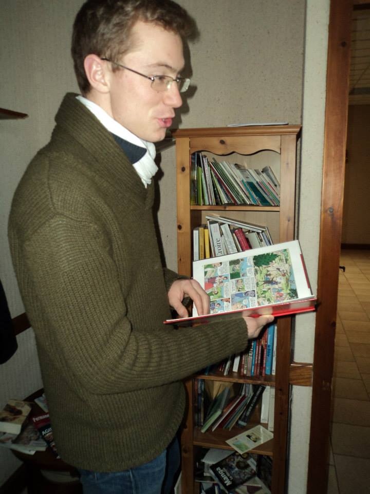 Un jeune homme lit une bande dessinée