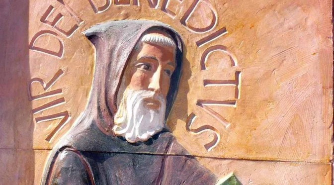 Visage de Saint Benoit sur un bas relief en terre cuite situé à l'entrée de l'abbaye. Barbe blanche et capuchon en tête, il offre aux moines les fruits de sa sagesse et de son expérience rassemblés dans la Règle.