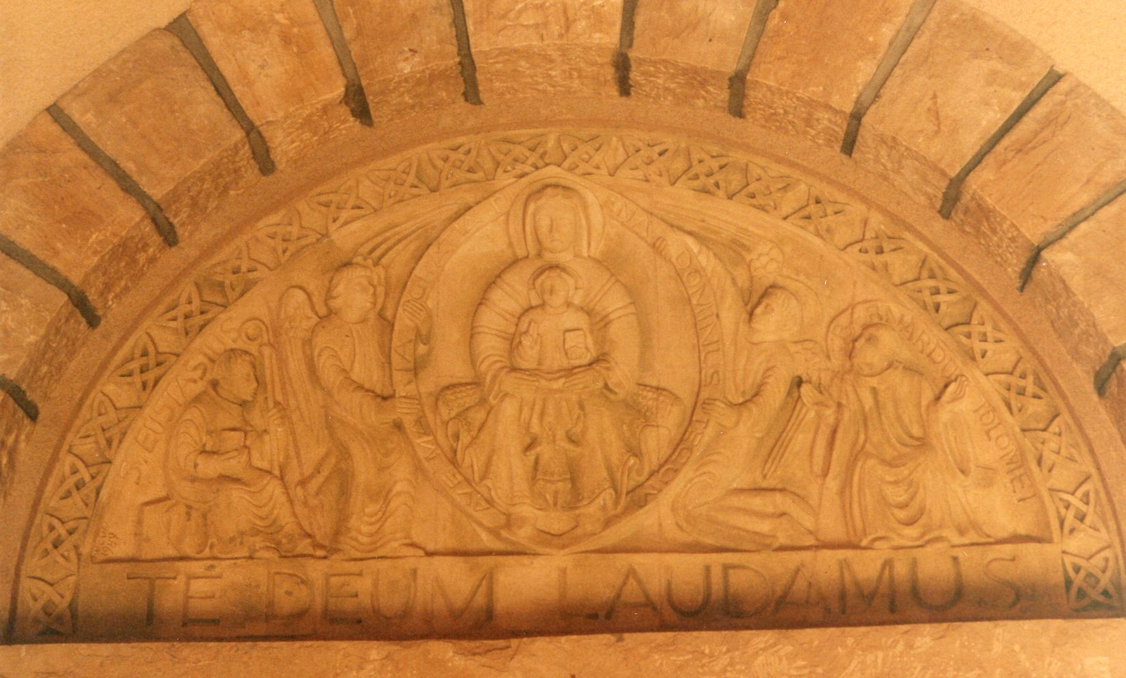 Bas-relief de style moderne. Une Vierge en gloire présente l'Emmanuel. Elle est entourée de deux anges ainsi que des saints protecteurs de l'abbaye St Eustase.