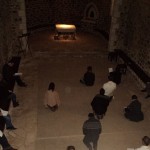Des jeunes en prière dans la vieille église