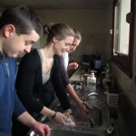 Des jeunes font la vaisselle