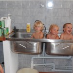Bébés dans un grand lavabo