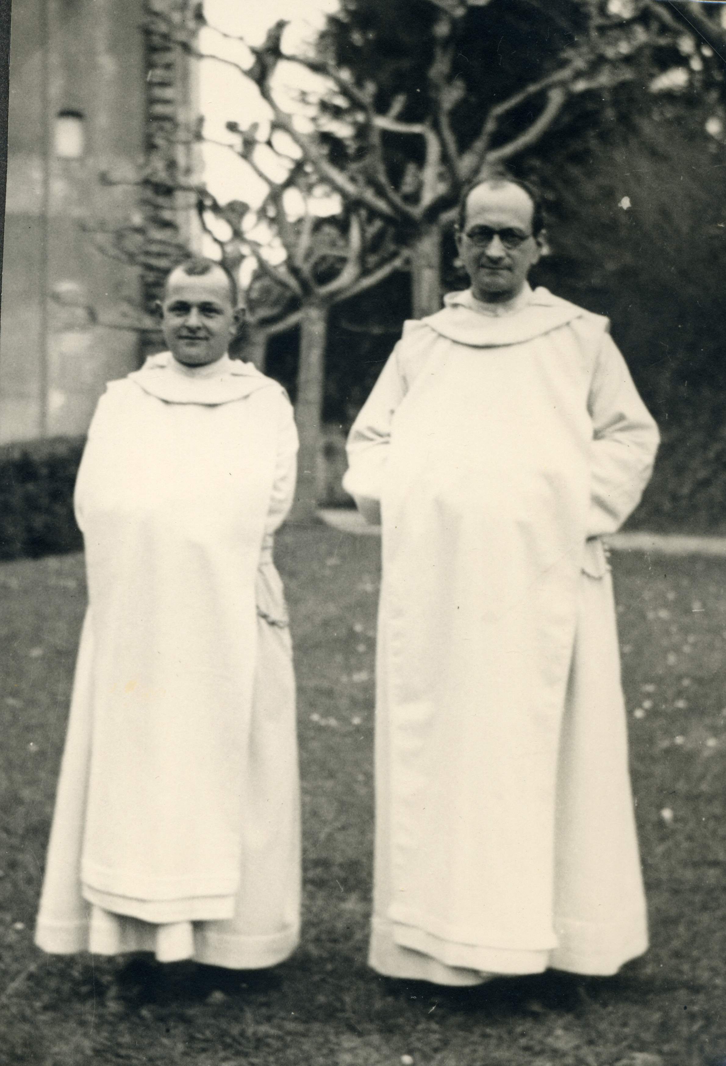 Deux moines en habit bénédictin blanc