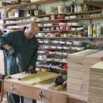 Un frère perce des planches dans l'atelier à bois