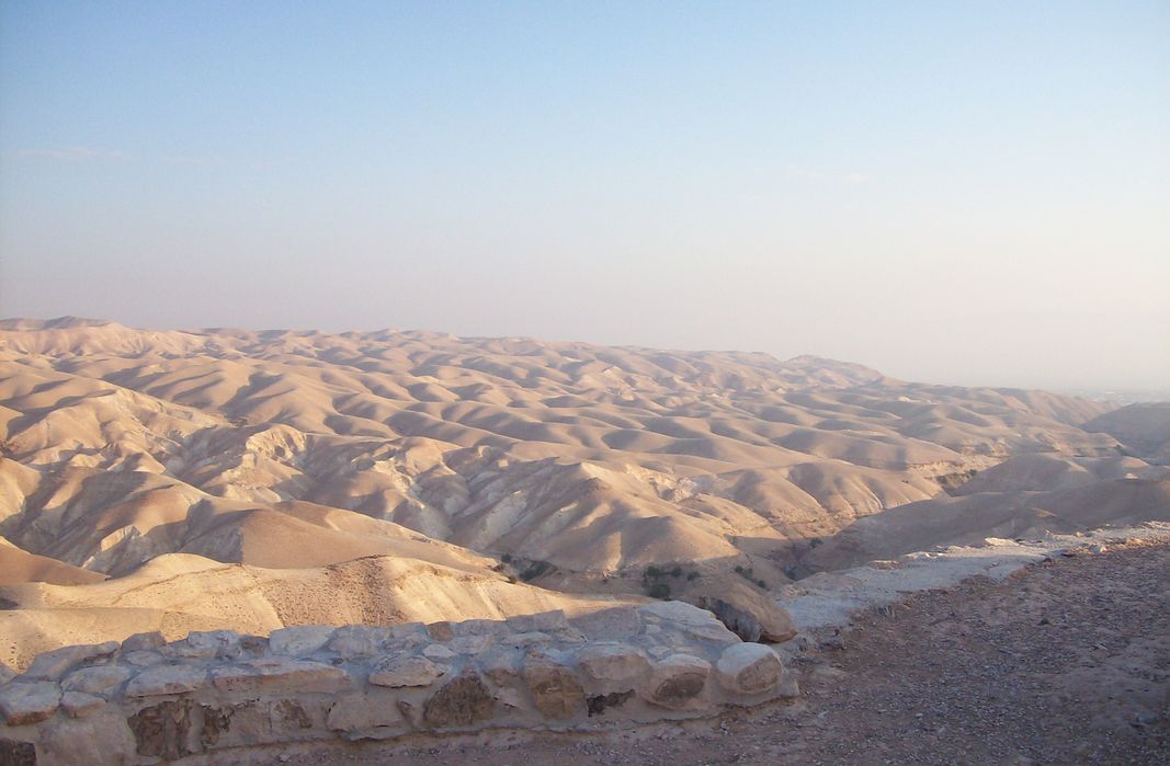 Collines pelées du désert de Juda en Terre Sainte