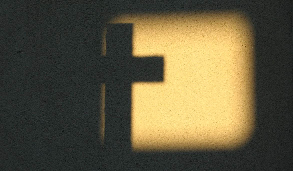 Ombre d'une croix dans un carré de lumière