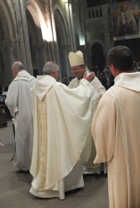 Un signe de communion entre le père abbé et l'évêque