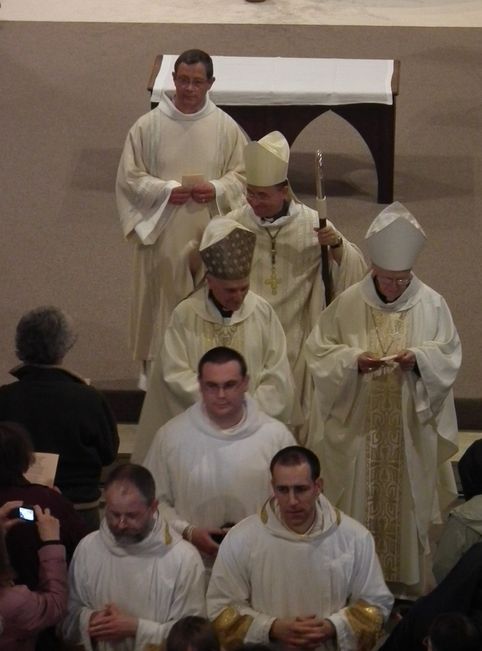 Sortie des évêques et des servants durant la messe chrismale à Maylis