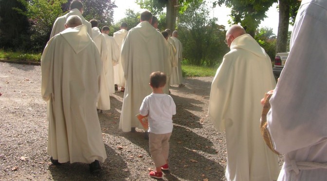 Pour le 25e dimanche ordinaire B, procession des moines de Maylis avec un enfant