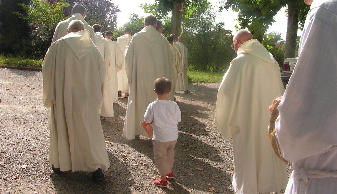 Pour le 25e dimanche ordinaire B, procession des moines de Maylis avec un enfant