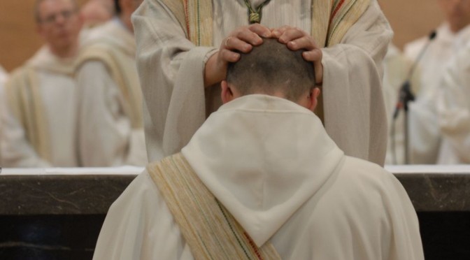 Diacre recevant l'ordination sacerdotale pour servir ses frères, 29e dimanche ordinaire B