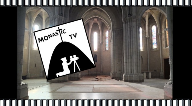 pellicule avec le choeur de Maylis vide et le logo Monastic-TV