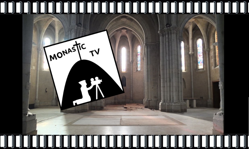 pellicule avec le choeur de Maylis vide et le logo Monastic-TV