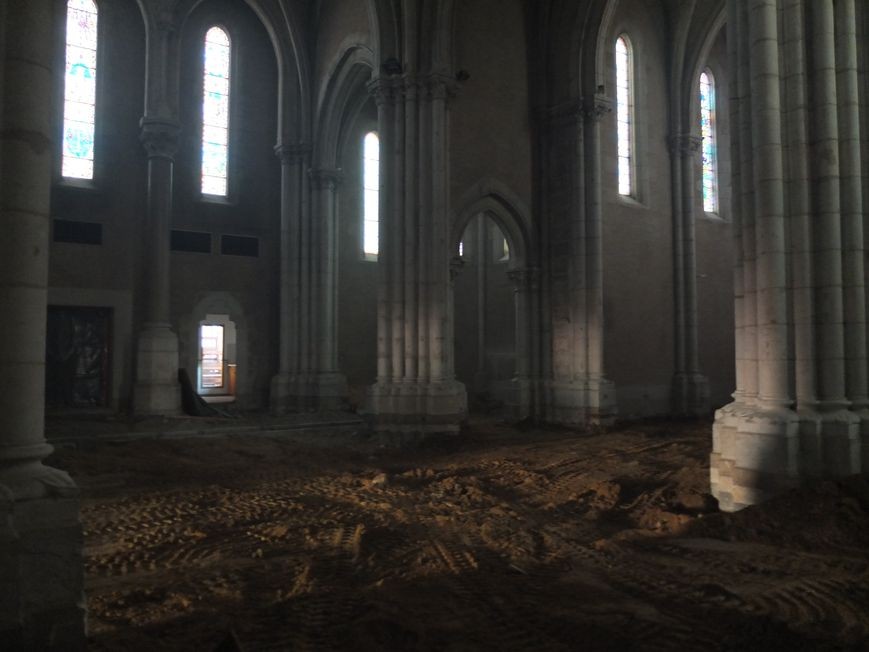 église vide et nettoyée, en terre